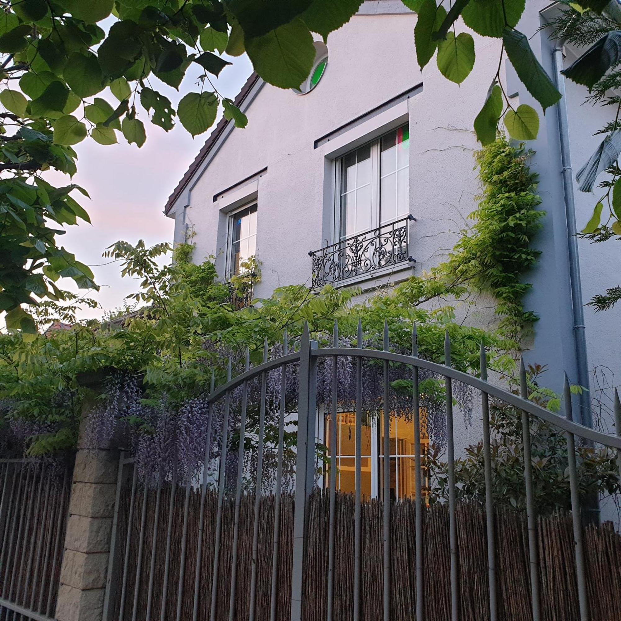 Séjour chez l'habitant Avec Mezzanine Dans Maison D'artiste *