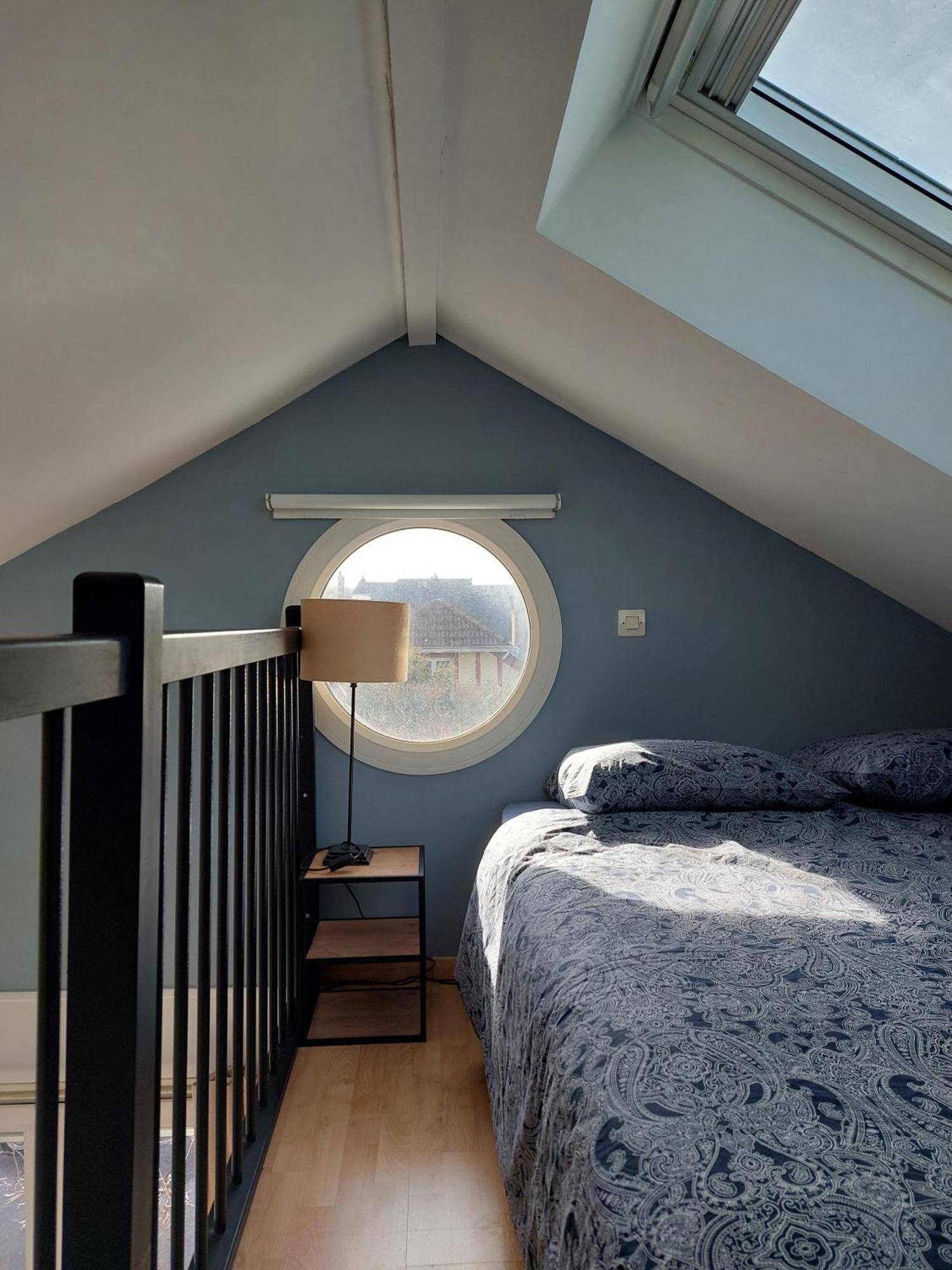 Séjour chez l'habitant Avec Mezzanine Dans Maison D'artiste *