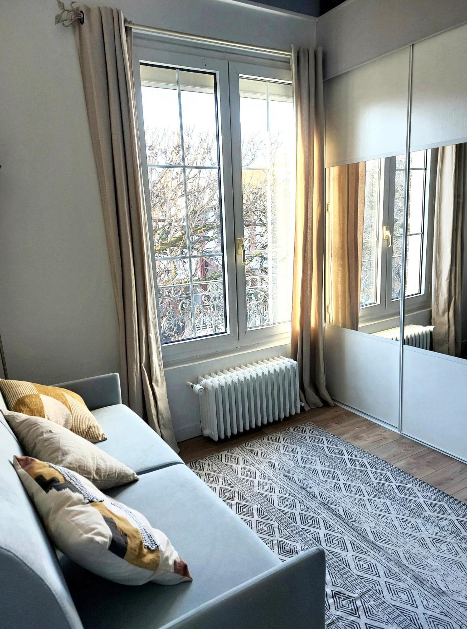 Avec Mezzanine Dans Maison D'artiste *